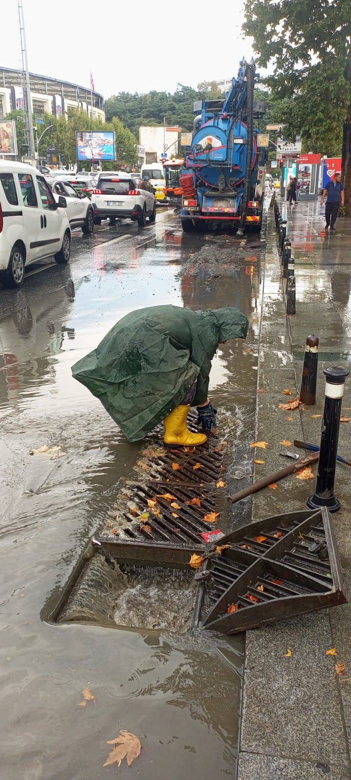 Kuvvetli yağış İstanbul'u vurdu, İBB görüntüleri paylaştı 37